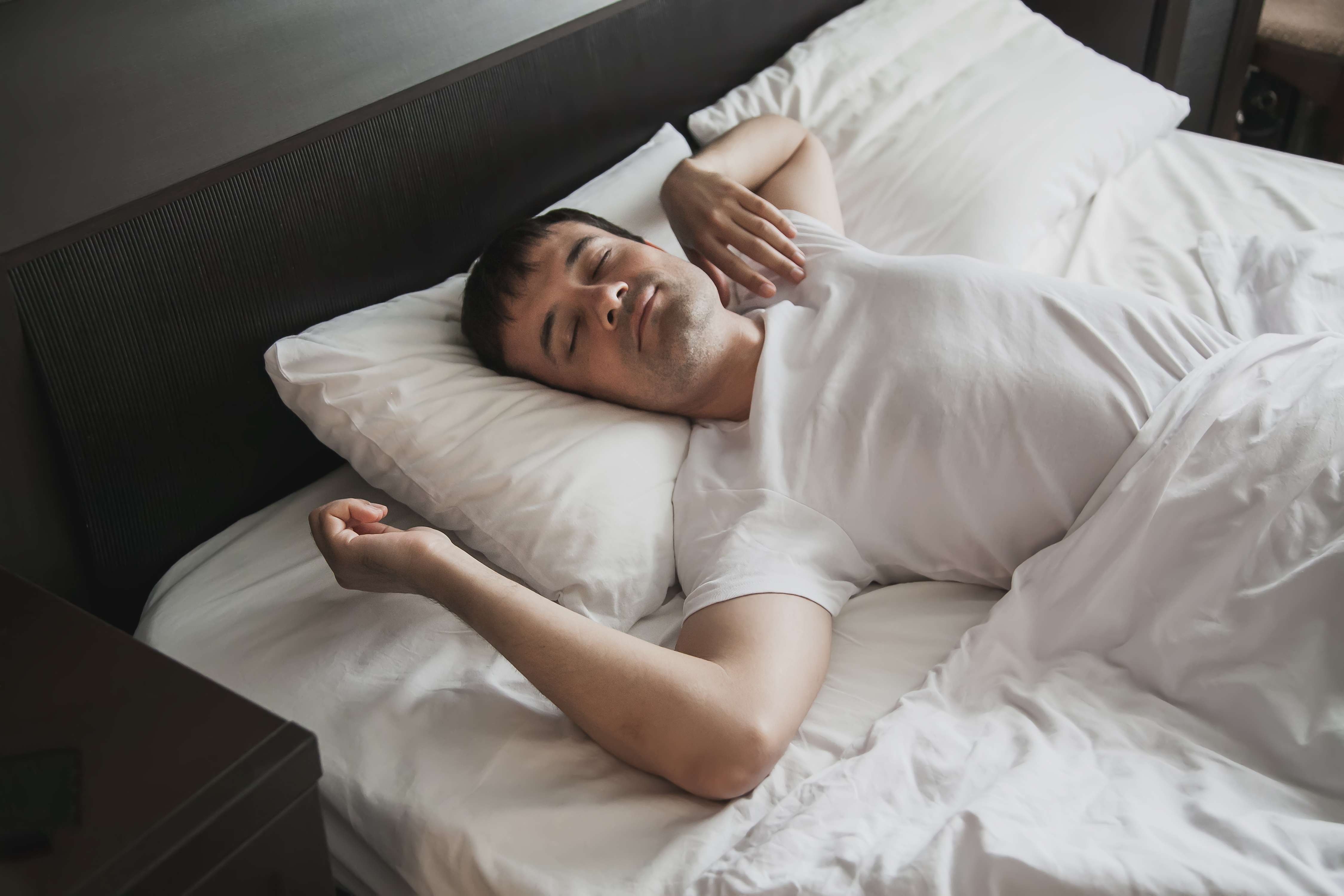 Découvrez comment le sommeil répare et régénère votre organisme : régénération cellulaire, production d'hormones, réparation musculaire et élimination des toxines.