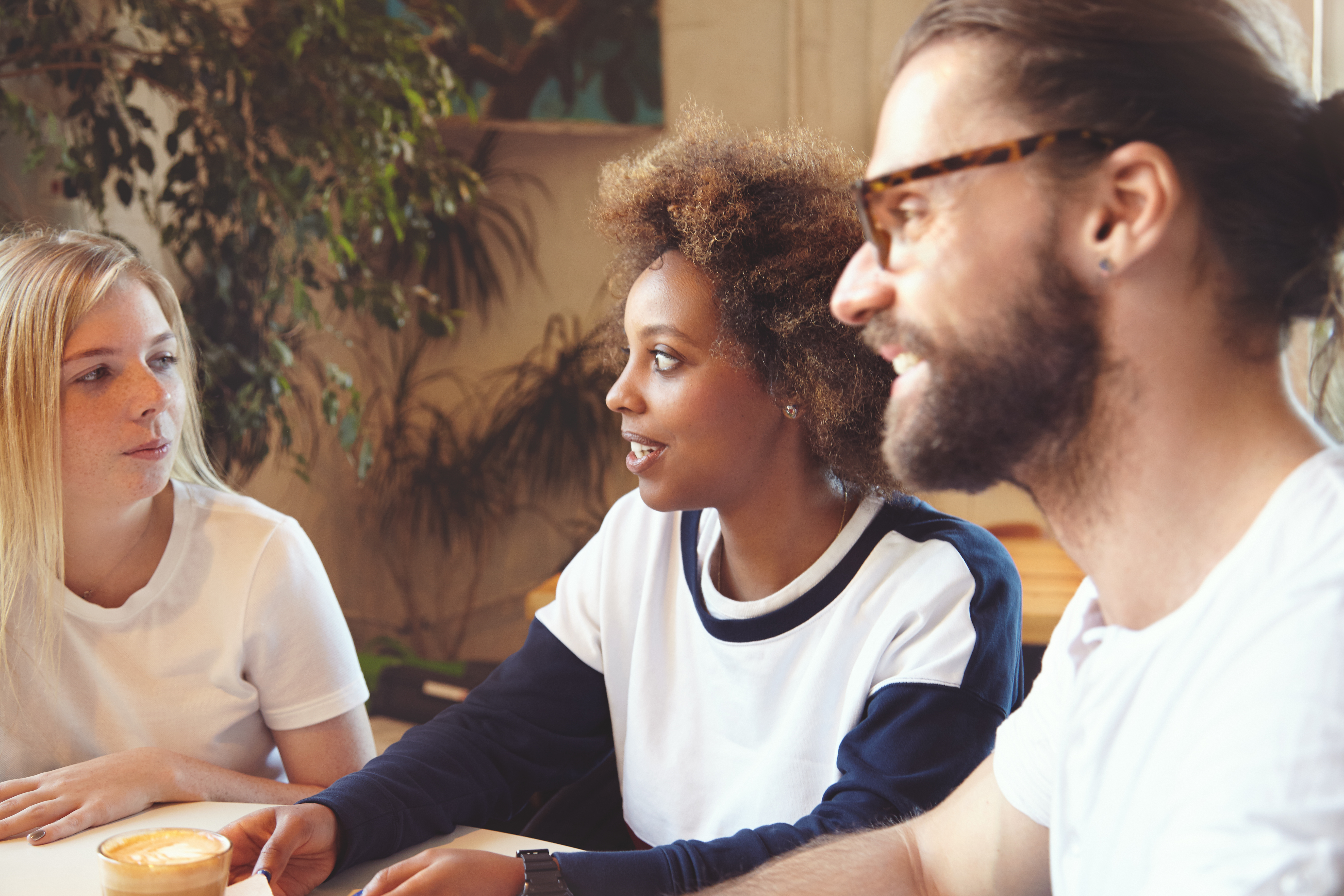 Partagez vos découvertes en bien-être avec humilité et générosité pour inspirer sans pression. Apprenez à transmettre vos astuces avec bienveillance.