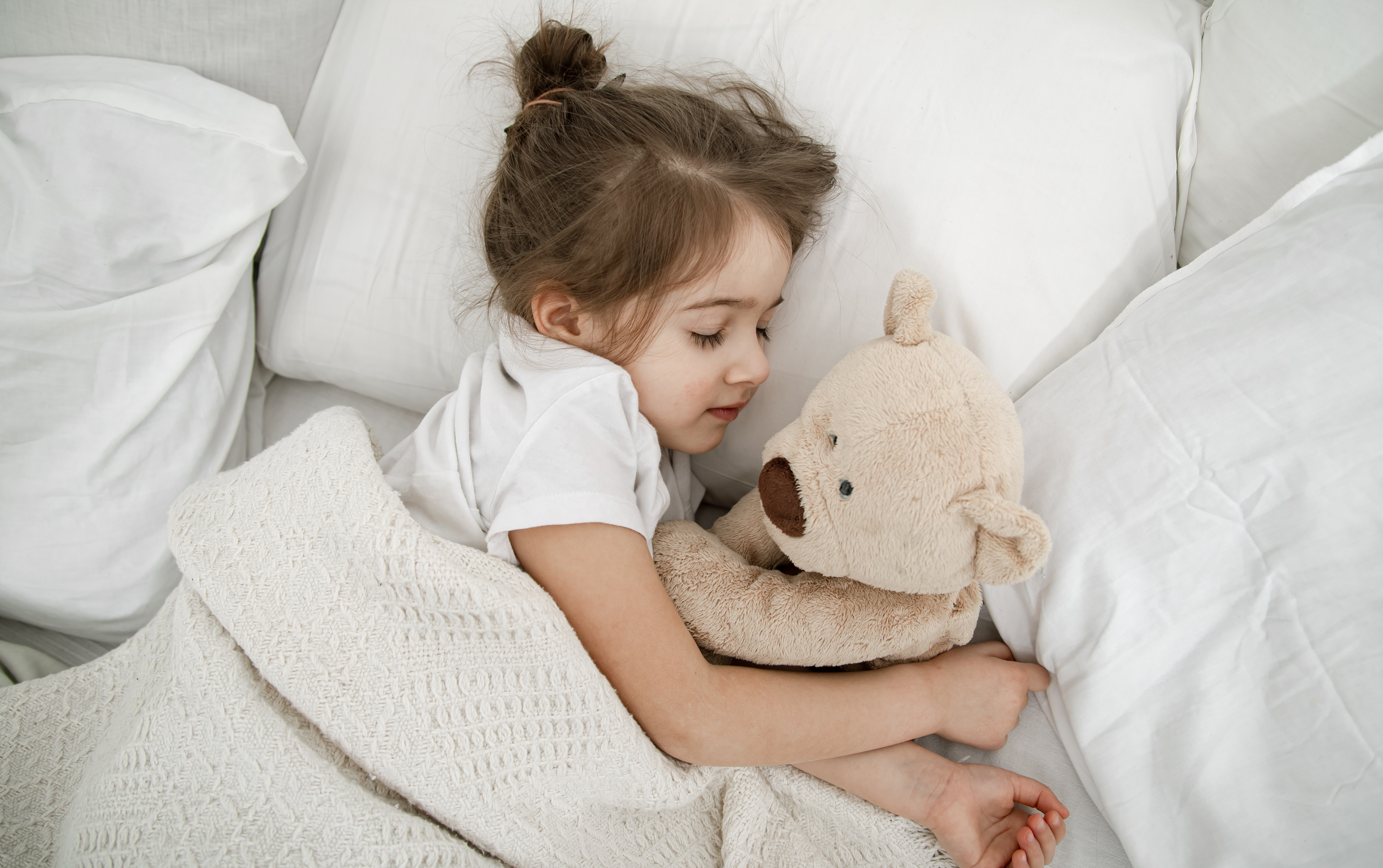 Apprenez à transmettre l'importance du sommeil aux enfants pour leur bien-être futur. Découvrez des rituels apaisants et des conseils pratiques.